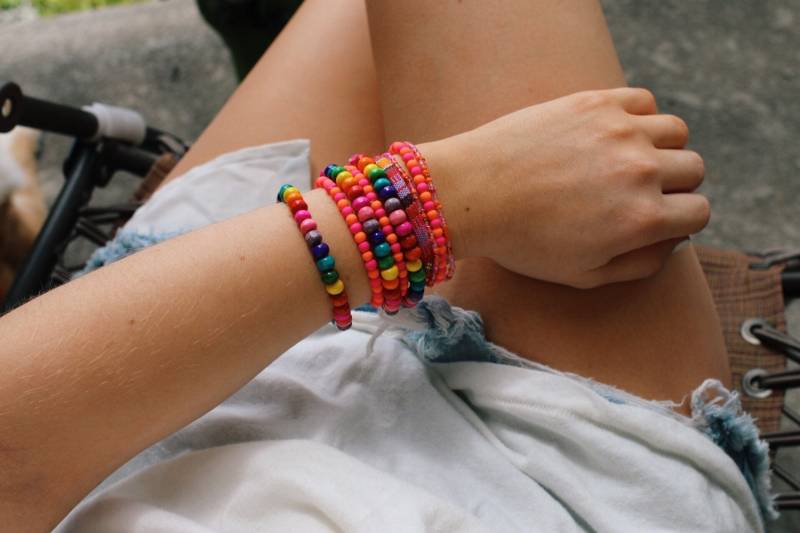Gemalte Regenbogen Holzperlenarmbänder von BohemiansCloset