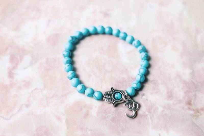 Om & Hamsa Und Türkis Howlith Perlen Armband Oder Fußkettchen von BohemiansCloset