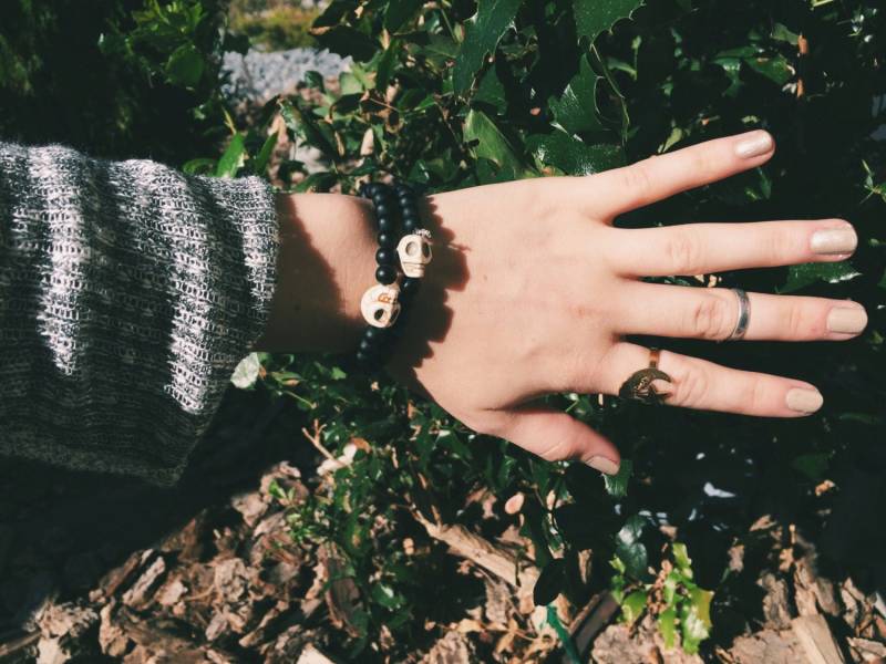 Skelett Armband Aus Mattem Glas & Keramik von BohemiansCloset