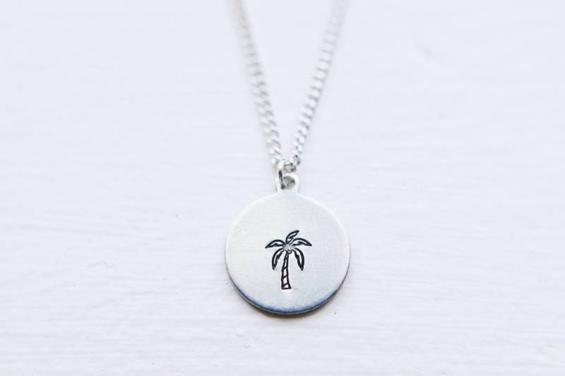Zierliche Handgestempelte Palme Halskette von BohemiansCloset