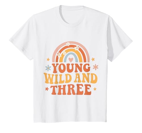 Kinder Young Wild and Three Boho Regenbogen Geburtstag T-Shirt Kinder Young Wild and Three Boho Regenbogen Geburtstag T-Shirt von Boho Geburtstagsmotive