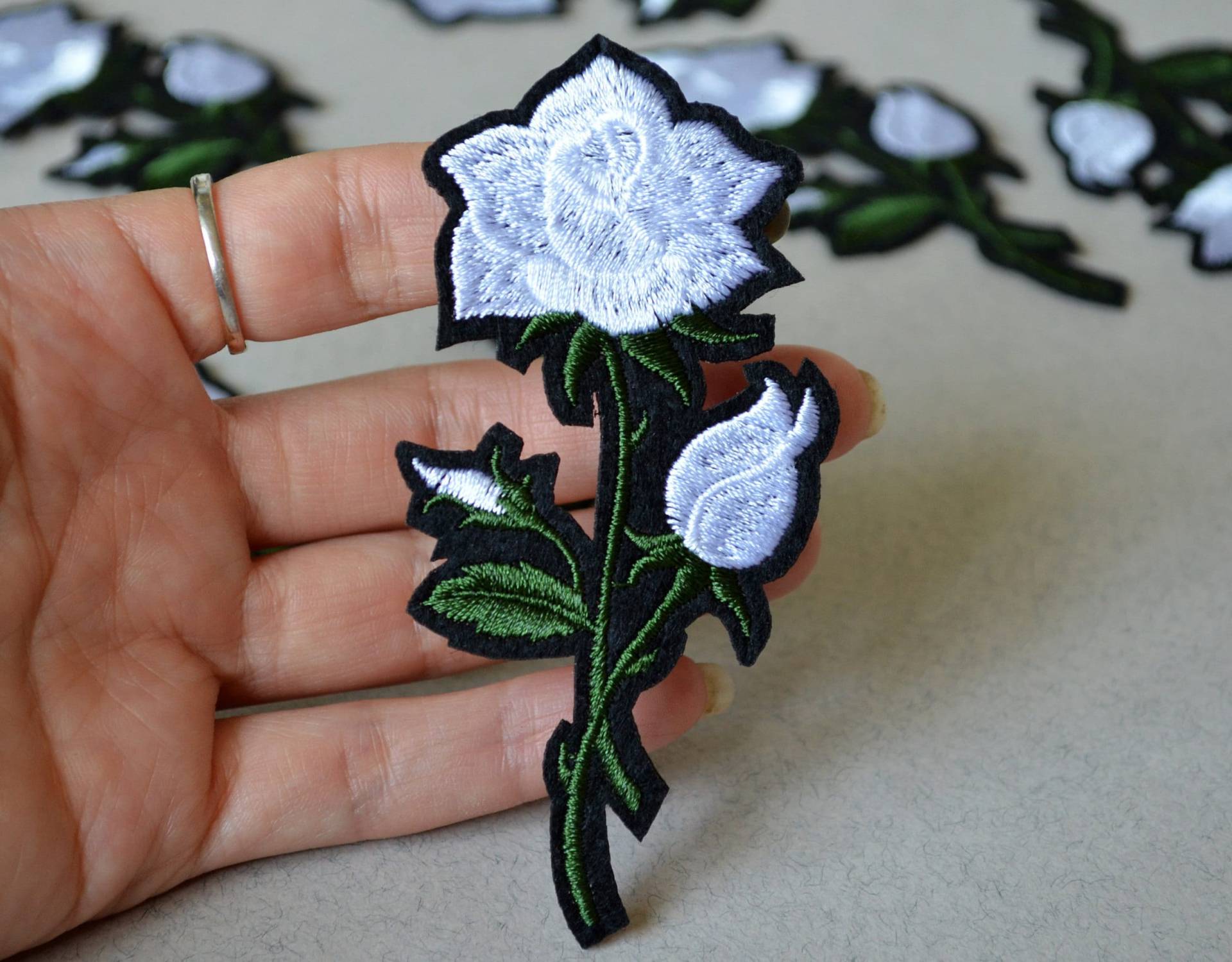 Weiß Stickerei Rose Patch-Eisen Blume Applikation Patch 10 cm 4 Zoll Weiß Grün Schwarz Gestickte Eisen Auf Dekor Kleidung Weiß Stickerei Rose Patch-Eisen Blume Applikation Patch 10 cm 4 Zoll Weiß Grün Schwarz Gestickte Eisen Auf Dekor Kleidung von BohoAreaDesigns