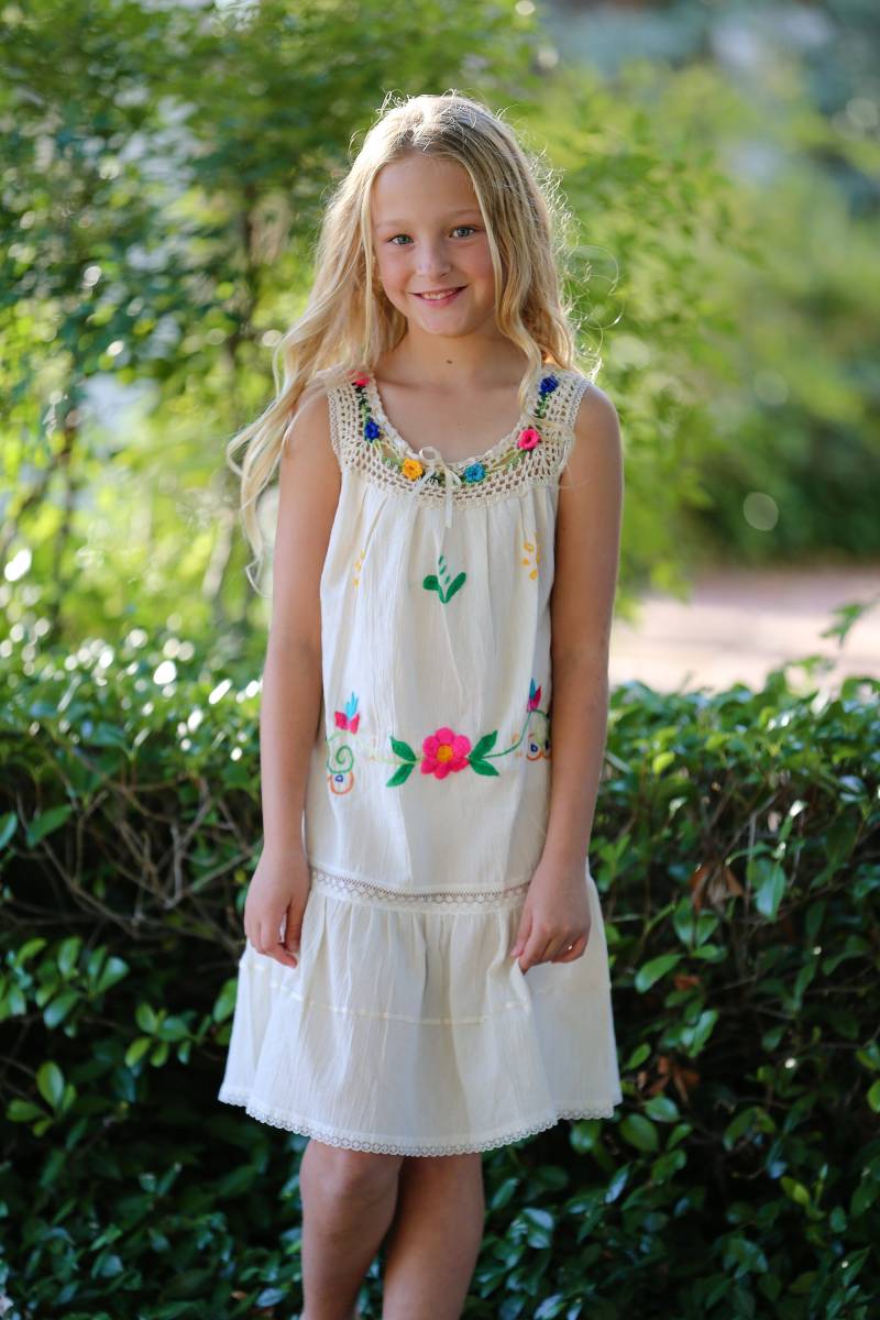 Boho Style Kleid Mit Häkelblumen Ausschnitt Und Besticktem Rock Für Mädchen von BohoBabyMIAndes