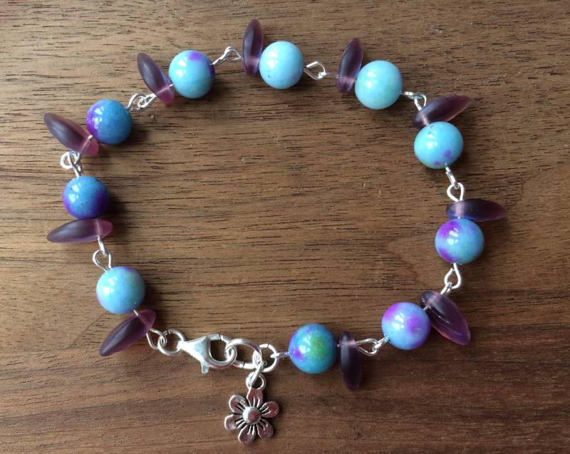 Jade Und Glas Blatt Silber Armband Mit Blumen Charm, Armband, Edelstein Charm Armband von BohoBeadsEtsyShop