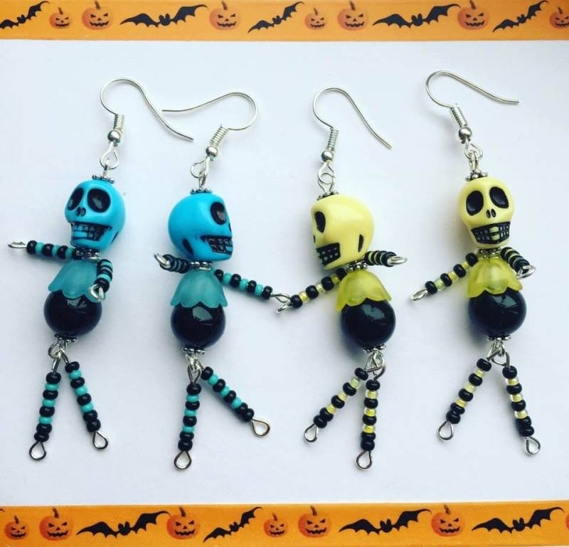 Perlen Skelett Ohrringe, Halloween Totenkopf Schwarze Onyx Edelstein Blaue Gothic von BohoBeadsEtsyShop