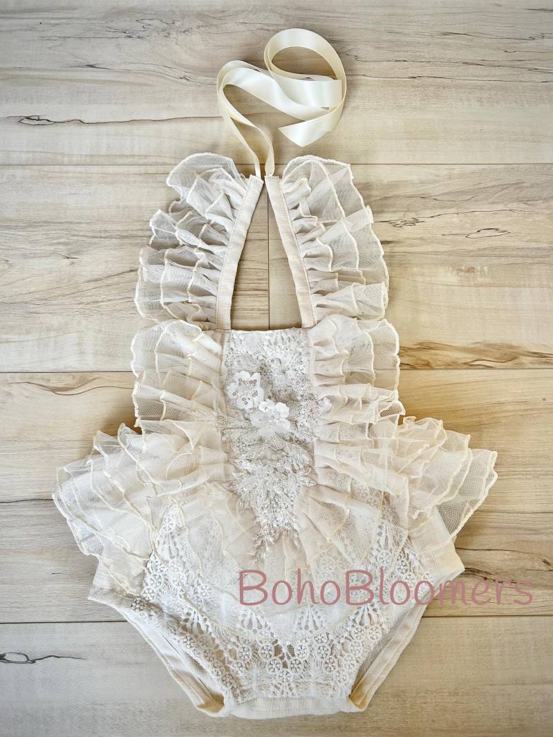 Leinen Baby Strampler Elfenbein Spitze, Boho Hochzeit, Taufe Playsuit von BohoBloomers