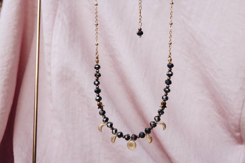 Celestial Moon Halskette Goldene Mondphasen, Schwarze Glasperlen von BohoBreezeStudio