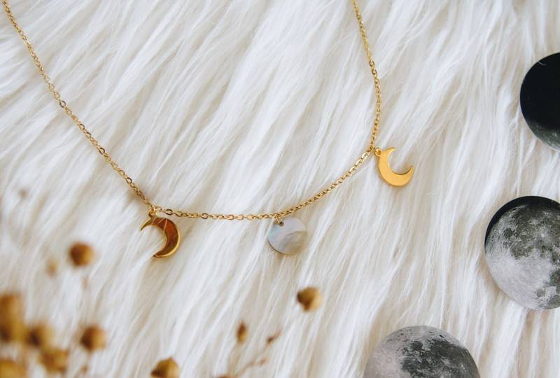 Edelstahl Mondphasen Halskette Mit Perlmutt Anhänger ~ Zierlicher Goldener Mond von BohoBreezeStudio