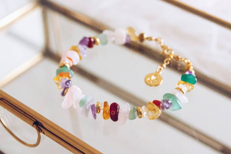 Handgefertigtes Boho Perlen Armband Mit Kristallen & 18K Gold Anhänger von BohoBreezeStudio