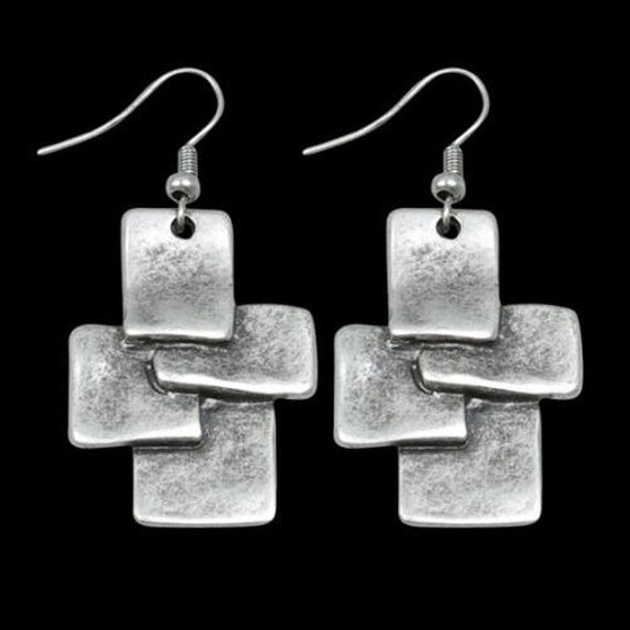 Boho Silberne Dreieck Ohrringe Rustikale Metallschmuckstücke von BohoChicGypsyJewelry