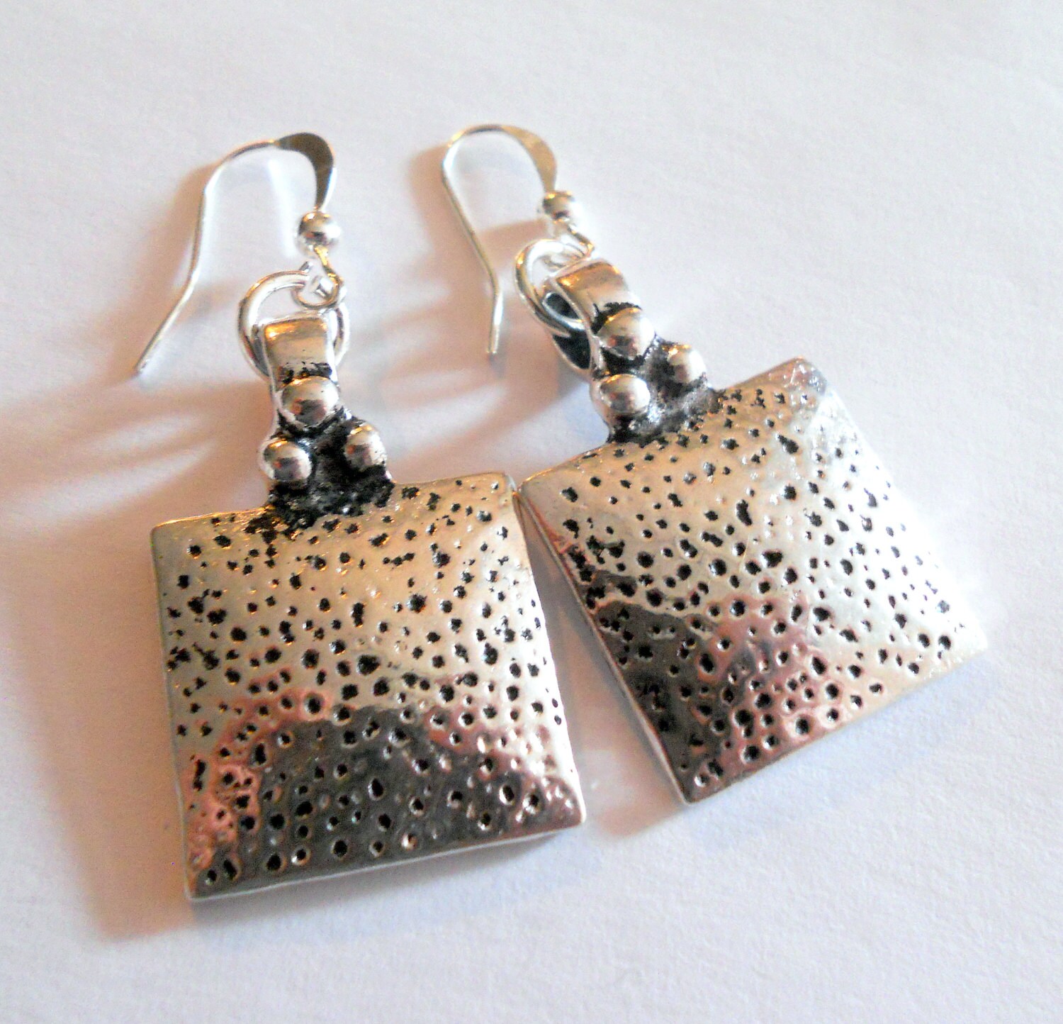 Gehämmerte Silber Quadrat Hängeohrringe Boho Modeschmuck von BohoChicGypsyJewelry