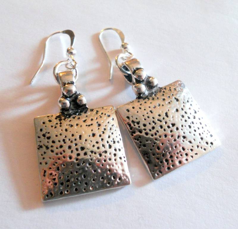 Gehämmerte Silber Quadrat Hängeohrringe Boho Modeschmuck von BohoChicGypsyJewelry