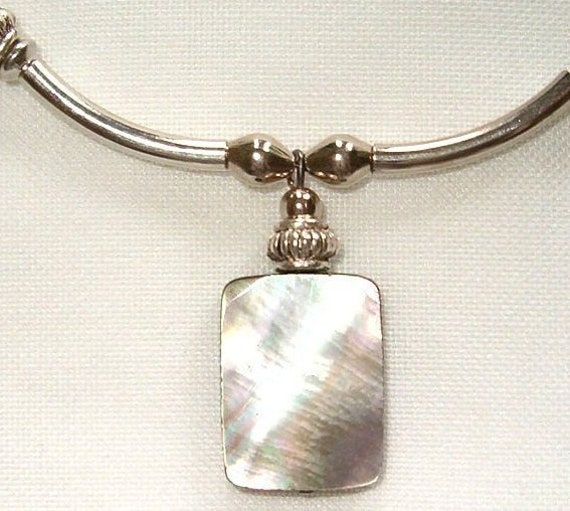Perlmutt Und Silber Elegante Halskette, Boho Leichter Schmuck von BohoChicGypsyJewelry