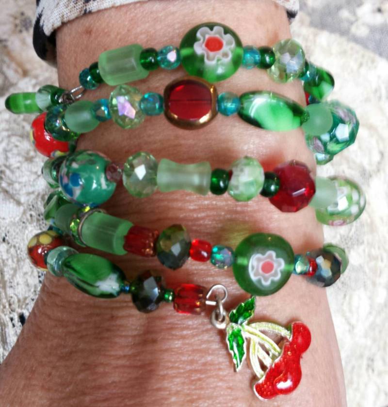Kirschen Armband. One Of A Kind Handmade Beaded Coil Grün & Rot Perlen Armband Mit Anhänger Kirschen Armband. One Of A Kind Handmade Beaded Coil Grün & Rot Perlen Armband Mit Anhänger von BohoChicVintage