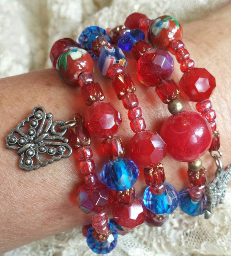 One Of A Kind Spiralarmband...rot Und Blau Perlen Armband Mit Schmetterling Charm von BohoChicVintage