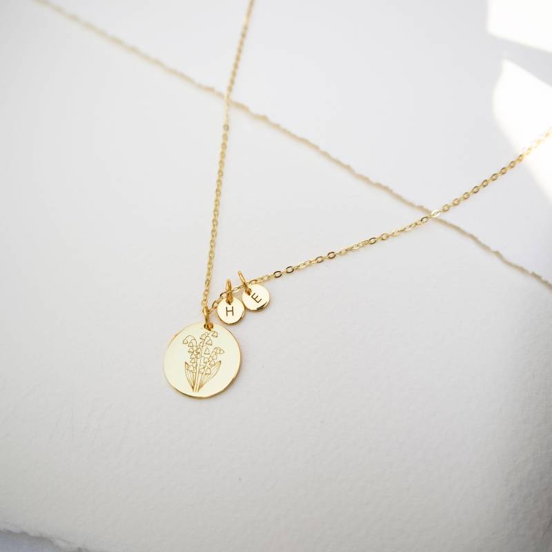 Blumen Halskette Individuelle Geburtshalskette Mit Münzanhänger Gravur Personalisierter Schmuck von BohoEcoPhilia