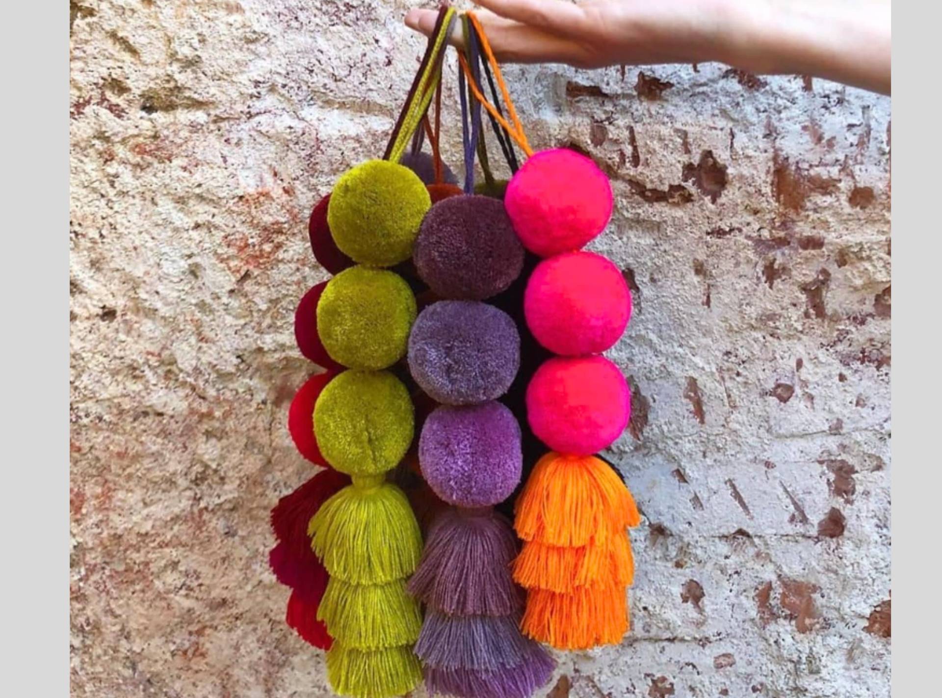 Jumbo Pom Quaste Boho Taschenanhänger - Bunte Neon Pompoms Geldbörse Korb Wandbehang Türknopf Dekor Accessoire Geschenk Für Freund von BohoFanatic