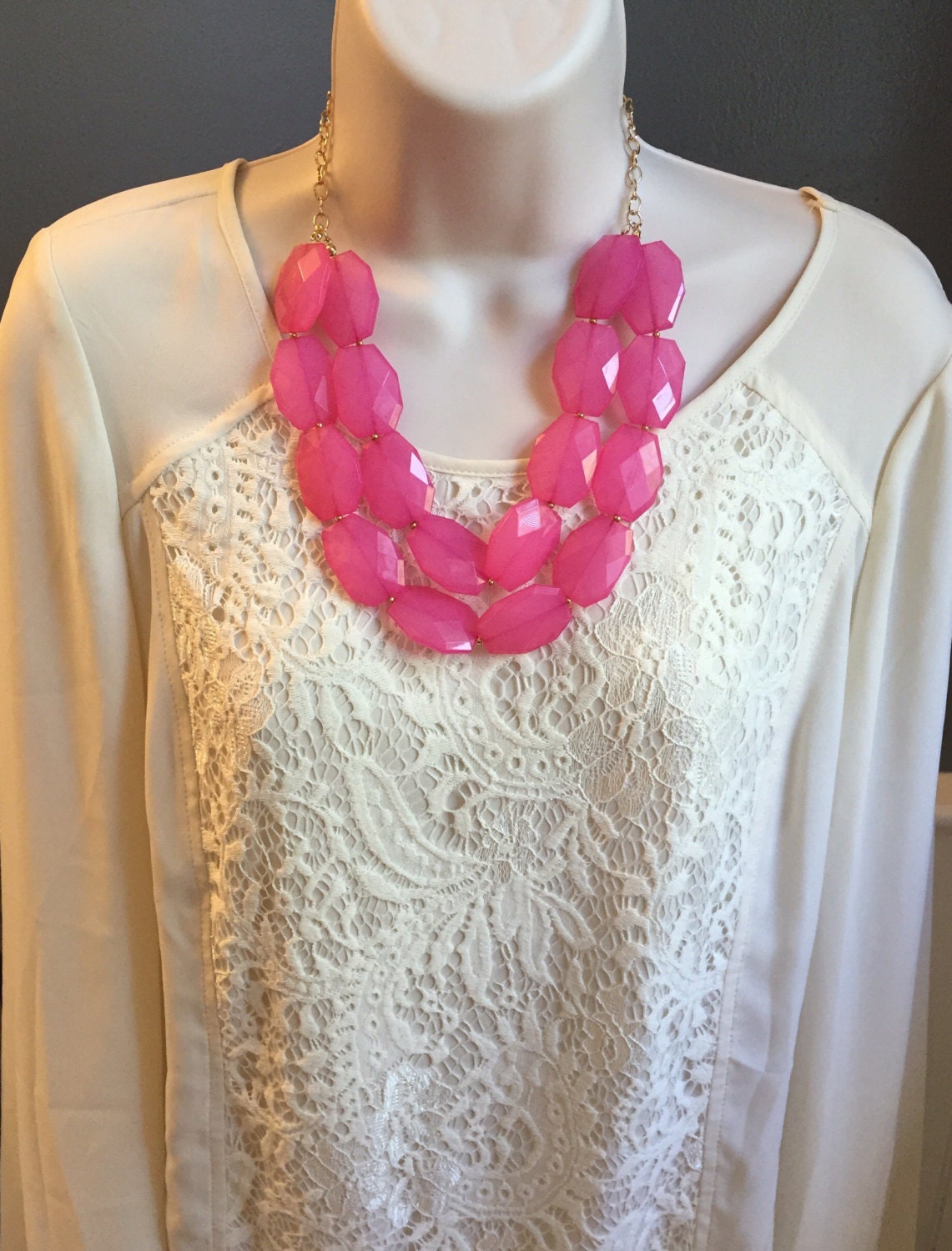 Transluzent Fuchsia Hot Pink Multi-Layer-Strang Bubble Perlen Bib Kaskade Statement Halskette Mehr Farben von BohoJewelBoutique