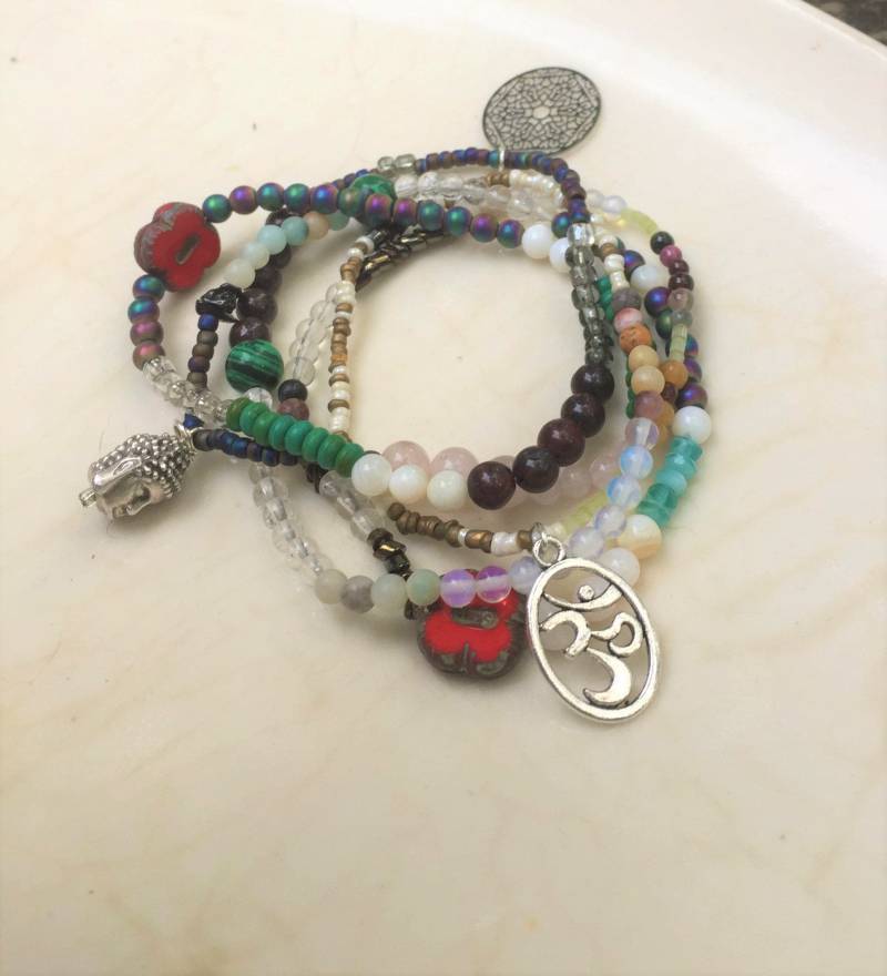 Edelstein Armband, Boho Perlen Wickelarmband, Stapelbares Buddha Halskette, Stretch Layered Halskette von BohoJewelrybySusan