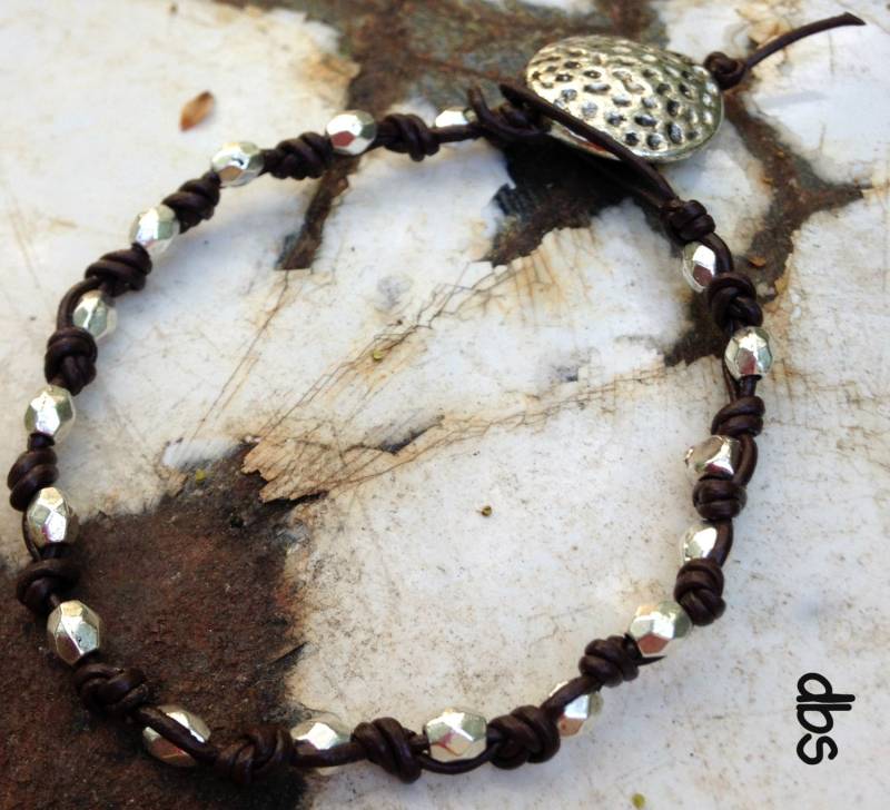 Handwerker Hand Verknotet Leder Armband Kastanie Braun Silber Bead Unkonventionellen Stil Hippie Hobo Gehämmert Handwerker Hand Verknotet Leder Armband Kastanie Braun Silber Bead Unkonventionellen Stil Hippie Hobo Gehämmert von BohoJewelrybySusan