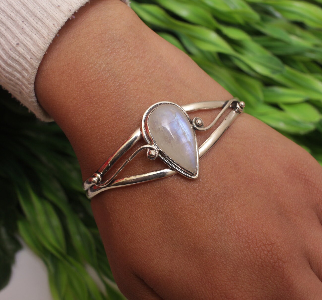 Mondstein Armreif, Frauen Handgefertigter 925 Silber Statement Natürlicher Mondstein, Edelstein Schmuck Mondstein Armreif, Frauen Handgefertigter 925 Silber Statement Natürlicher Mondstein, Edelstein Schmuck von BohoMagicShop925