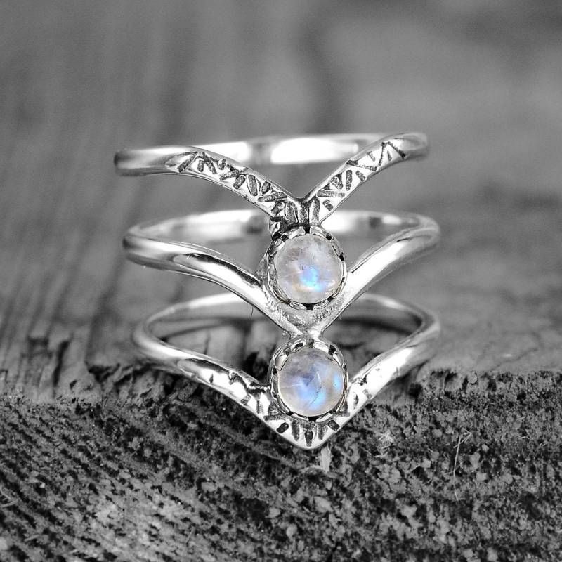 Dreifach Chevron Mondstein Ring, Sterling Silber Ring Für Frauen, Dreieck Eingraviert Boho Midi Dual Birthstone Schmuck von BohoMagicSilver