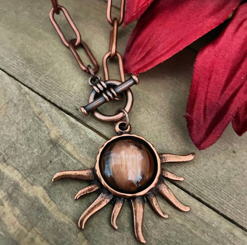 Antike Kupfer Sonne Halskette Rote Büroklammer Kette Antike Kupfer Sonne Halskette Rote Büroklammer Kette von BohoRue