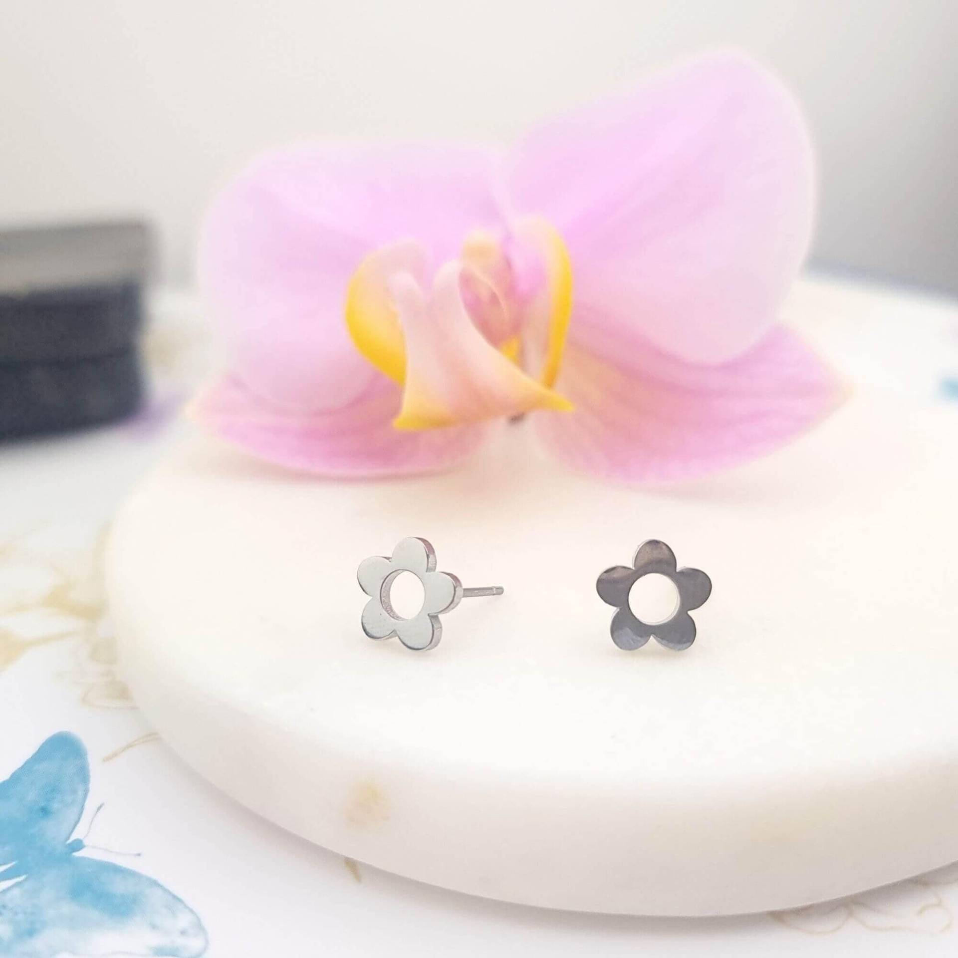 Gänseblümchen Ohrstecker, Kleine Einfache Blumenohrringe, Blumenmädchen Vorschlag, Edgy Ohrringe, Teenager-Mädchen Geschenke, Tochter Geschenk von BohoSilverGifts