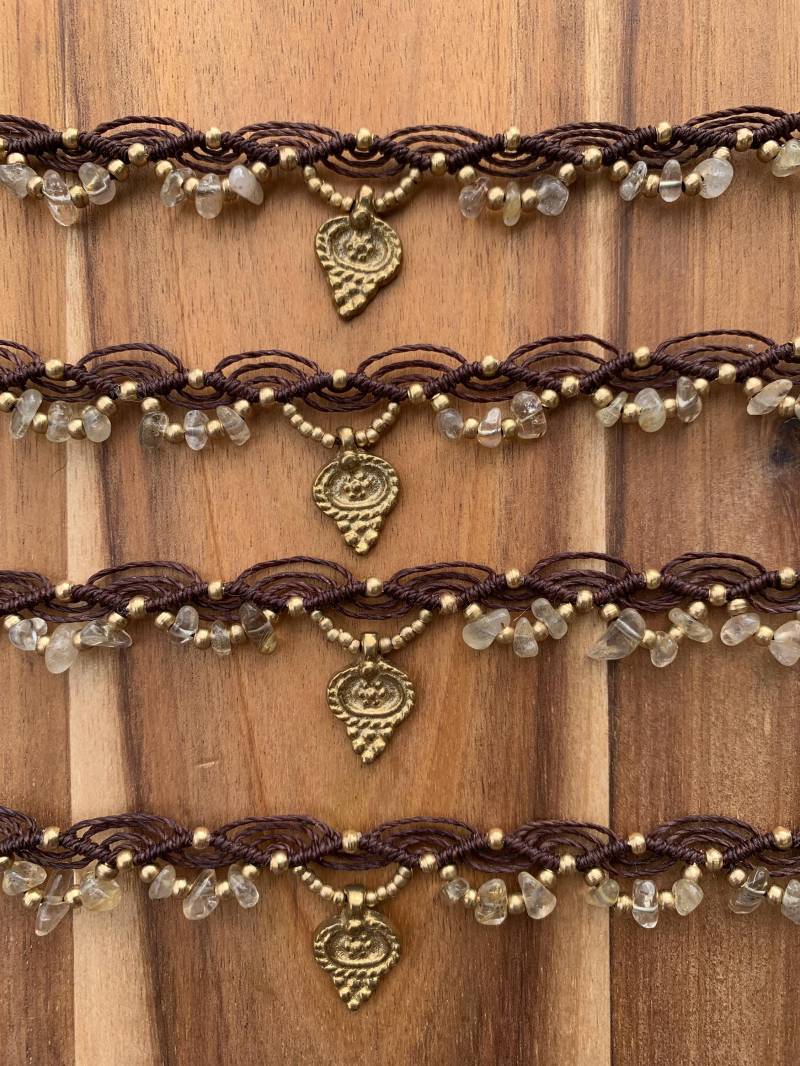 Makramee Halskette Mit Messinganhänger Und Steinen Makramee Halskette Mit Messinganhänger Und Steinen von BohoSoulLiz