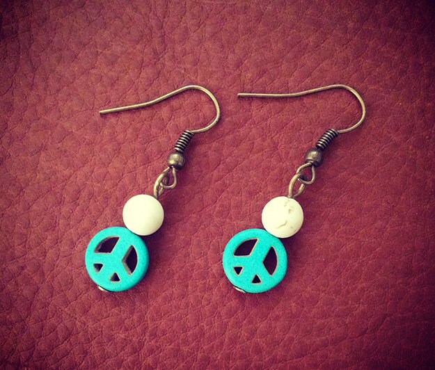 Hippie/Peace Sign Ohrringe Türkis Blaue Perlenohrringe Hippie/Peace Sign Ohrringe Türkis Blaue Perlenohrringe von BohoTribeCo