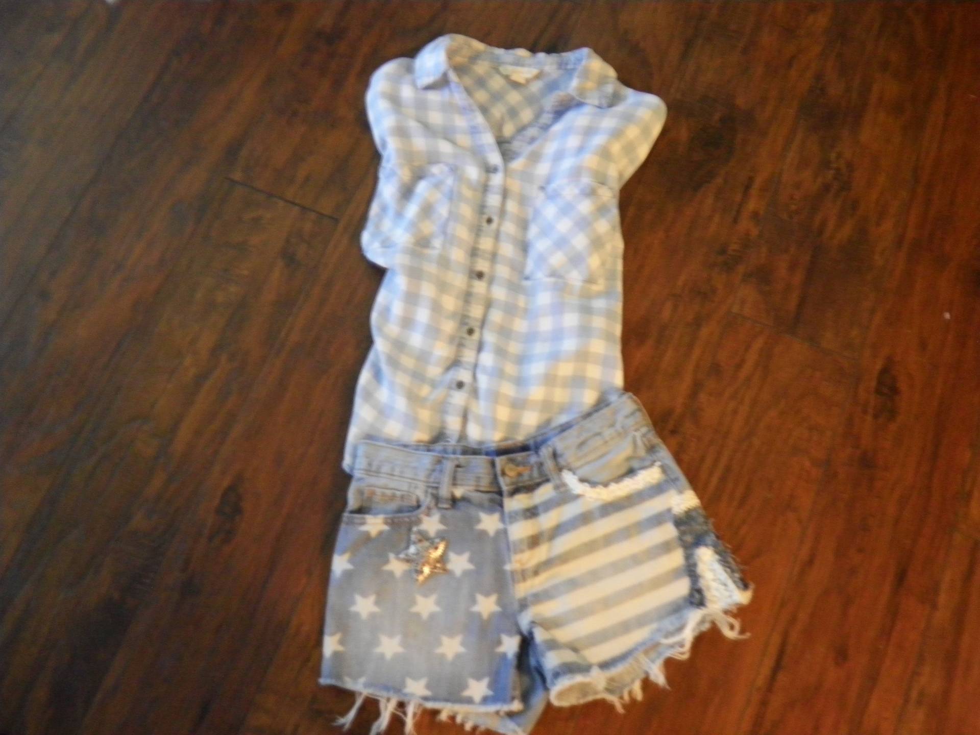 Custom Upcycled Damen Old Navy Jeans Shorts Retro Distressed Hippie Cutoffs Abgeschnitten 60Er Stil Frauen Geschenk Für Sie von BohoVintageVillage