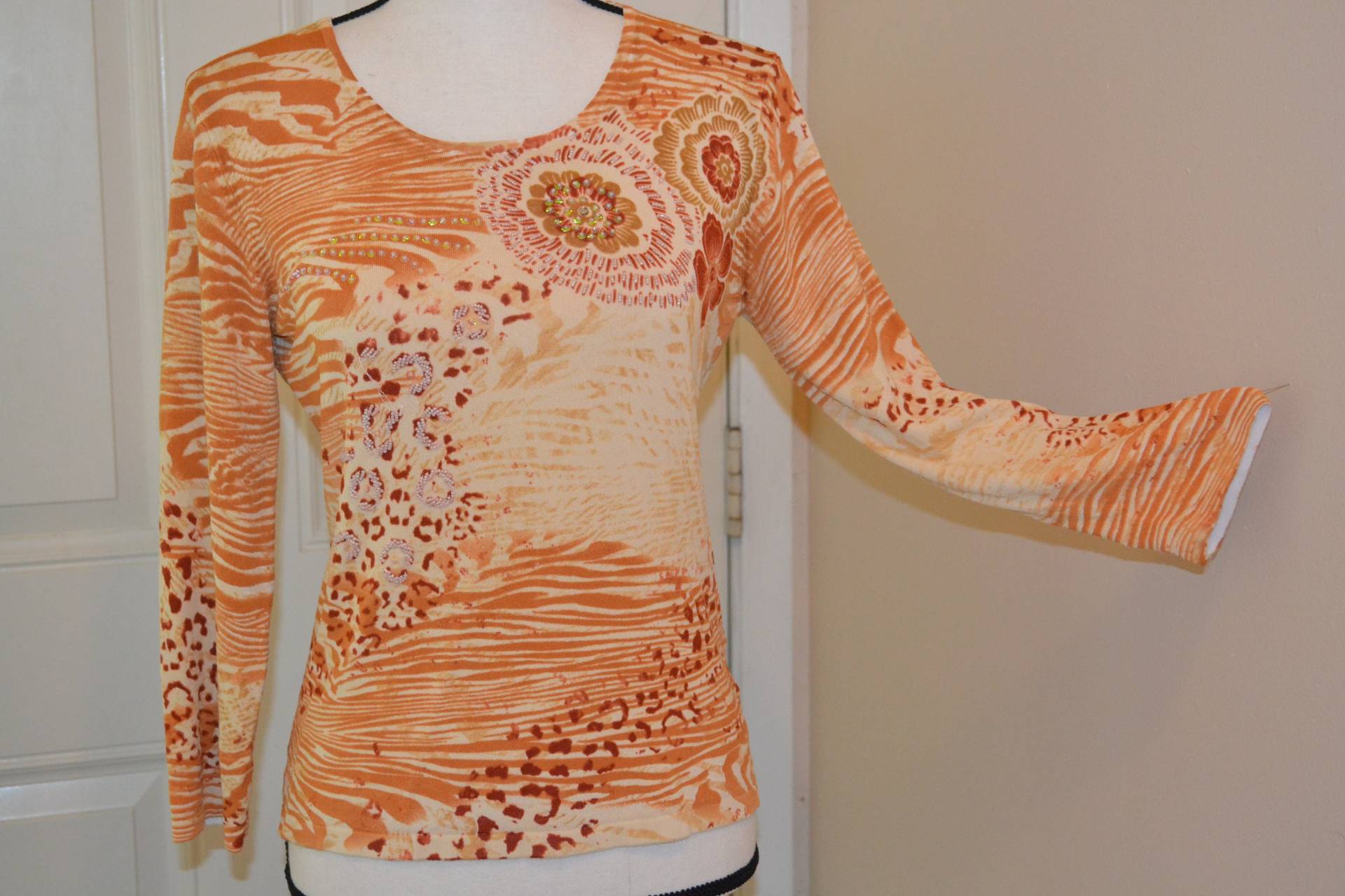 Damen 90Er Pullover Leichte High End Perlenpullover Größe M Vintage Floral Und Tier Print von BohoVintageVillage