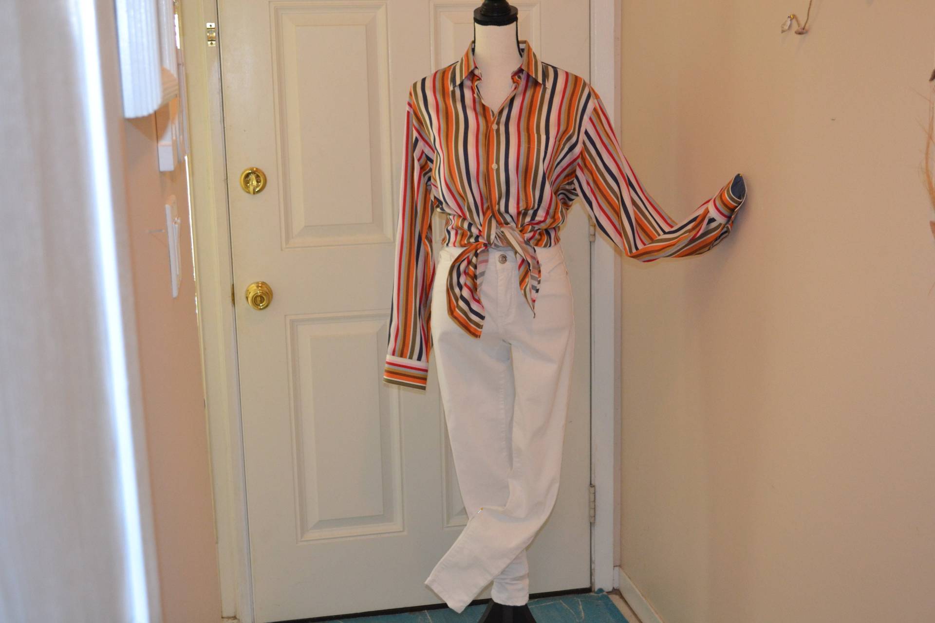 Damen Vintage Outfit Ready Made Paul Friedrichs Baumwolle Breittuch Satinkleid Shirt Mit Hochhaus Weiß Skinny Jeans, Größe 4 von BohoVintageVillage