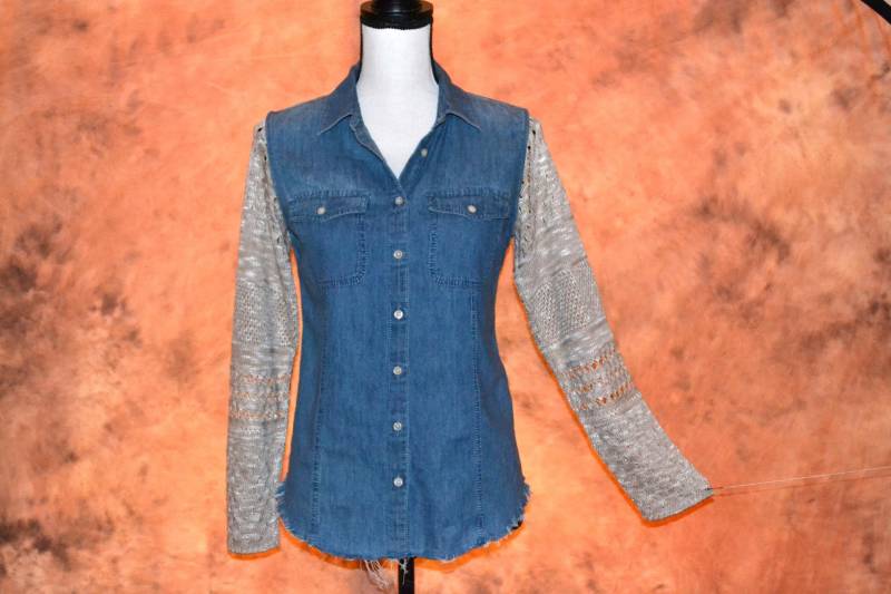 Handgefertigtes Jeanshemd Mit Pulloverärmeln, Ausgefranstem Saum - Boho Damen Bluse von BohoVintageVillage