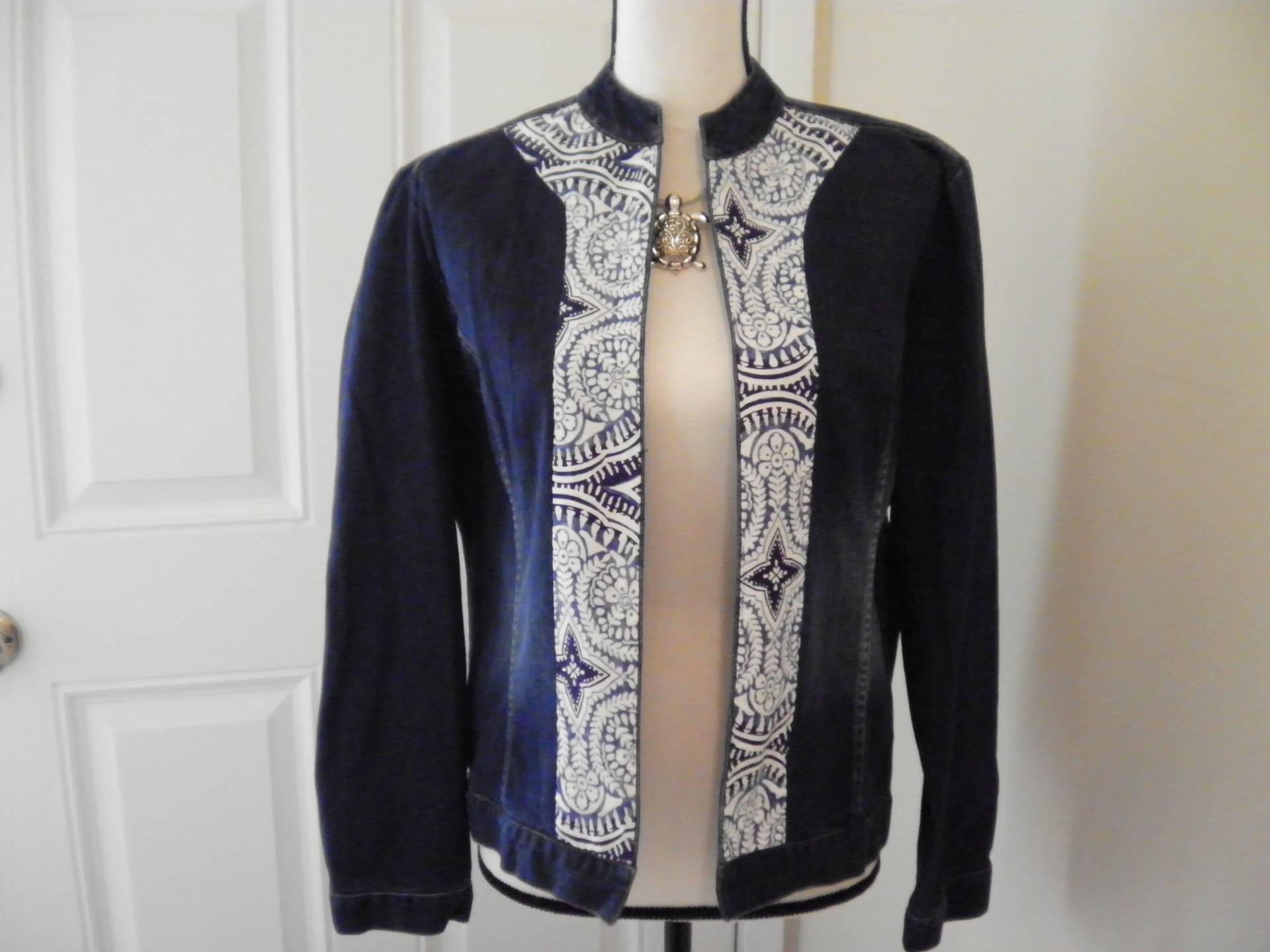 Individuelle Jeansjacke Für Frauen Unikat Boho Maßgeschneiderte Dnim Jacke Open Front Classy Hippie Damen Patches Vintage 60Er Jahre Sz. Klein/Medium von BohoVintageVillage