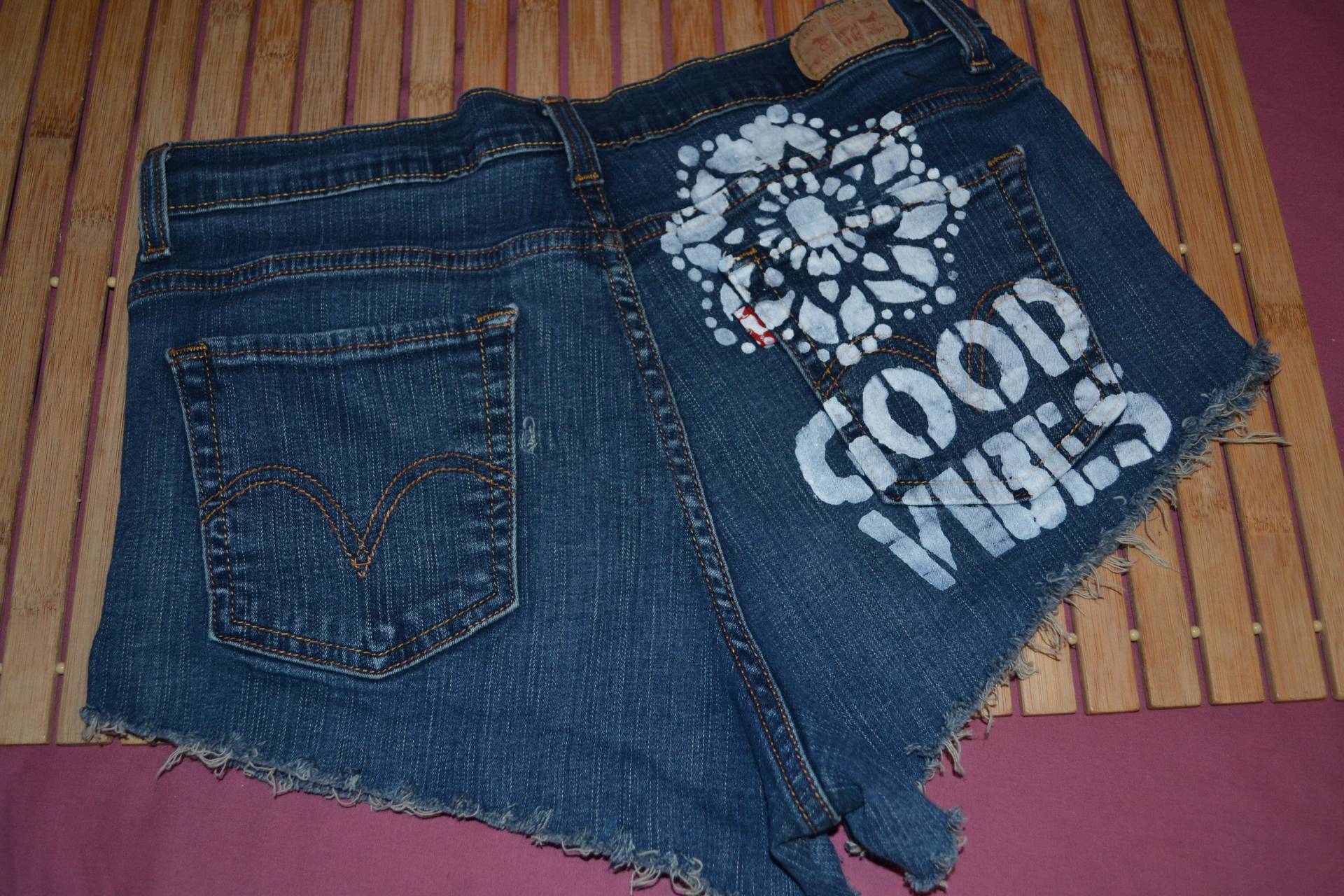 Levis Jean Shorts Damen Größe 7 - 8 Handbemalt Jeans Handgemachte Levi Es Verschönert Patchwork Cutoffs Gerissen von BohoVintageVillage