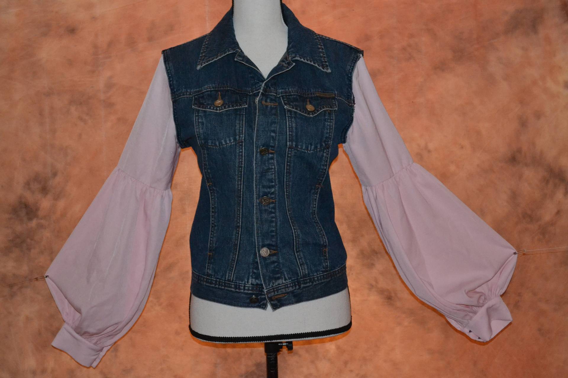 Nachhaltige Piratenärmel Jeansjacke Upcycled Reworked Damen Einzigartiges Geschenk Personalisiert Verschönert Romantisch Hippie von BohoVintageVillage