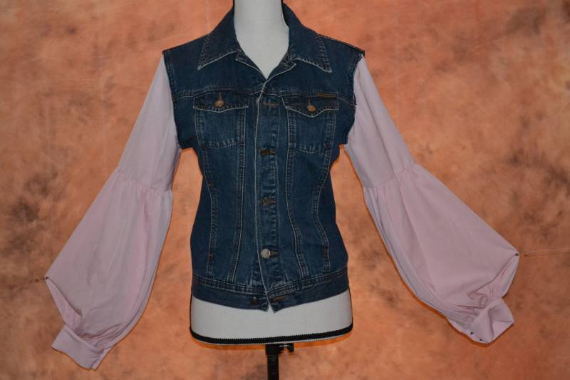 Nachhaltige Piratenärmel Jeansjacke Upcycled Reworked Damen Einzigartiges Geschenk Personalisiert Verschönert Romantisch Hippie von BohoVintageVillage
