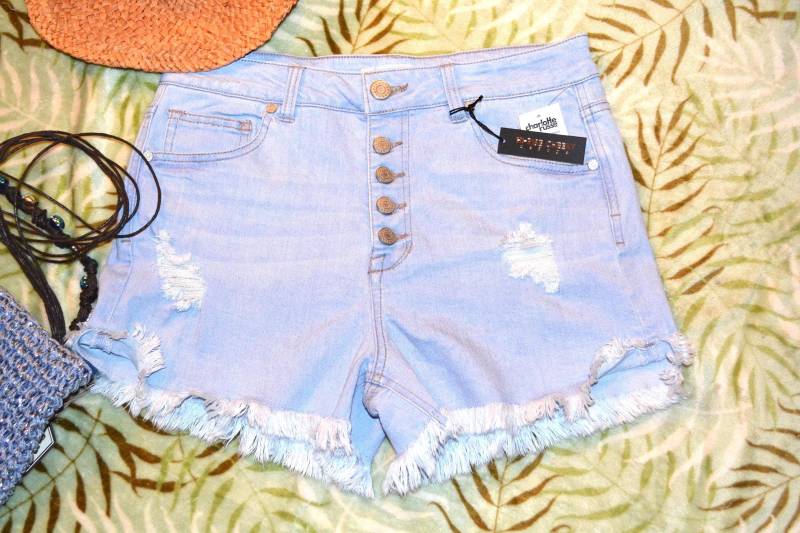 Refuge Denim Shorts Hohe Taille, Knopfleiste, Ausgefranster Saum - Größe 8 von BohoVintageVillage