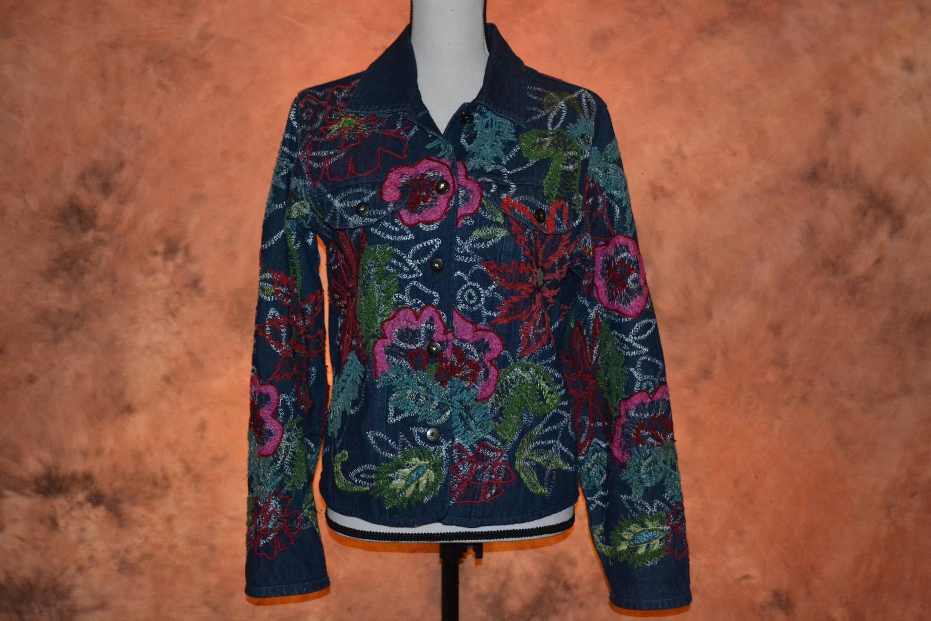 Vintage Bestickte Damen Hippie Jean Jacke Handarbeit Maschen Und Patchwork Boho Denim Tattered von BohoVintageVillage