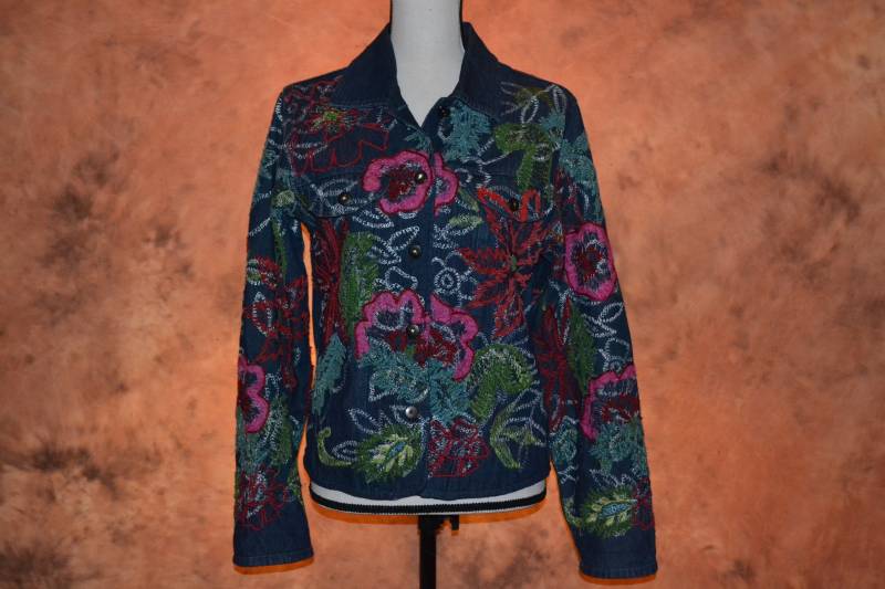 Vintage Bestickte Damen Hippie Jean Jacke Handarbeit Maschen Und Patchwork Boho Denim Tattered von BohoVintageVillage