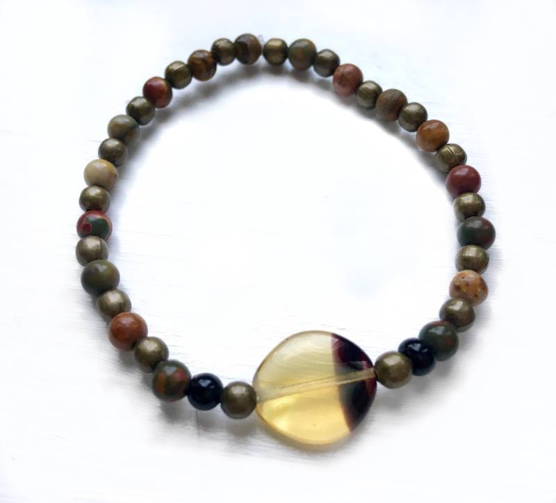 Perlen Stretch Stacking Armband Mit 2mm Bronze, Schwarzem Glas Und Earthtone Stein Perlen, Einem Oval Gestreiften Quarz Perle von BohoXoXo