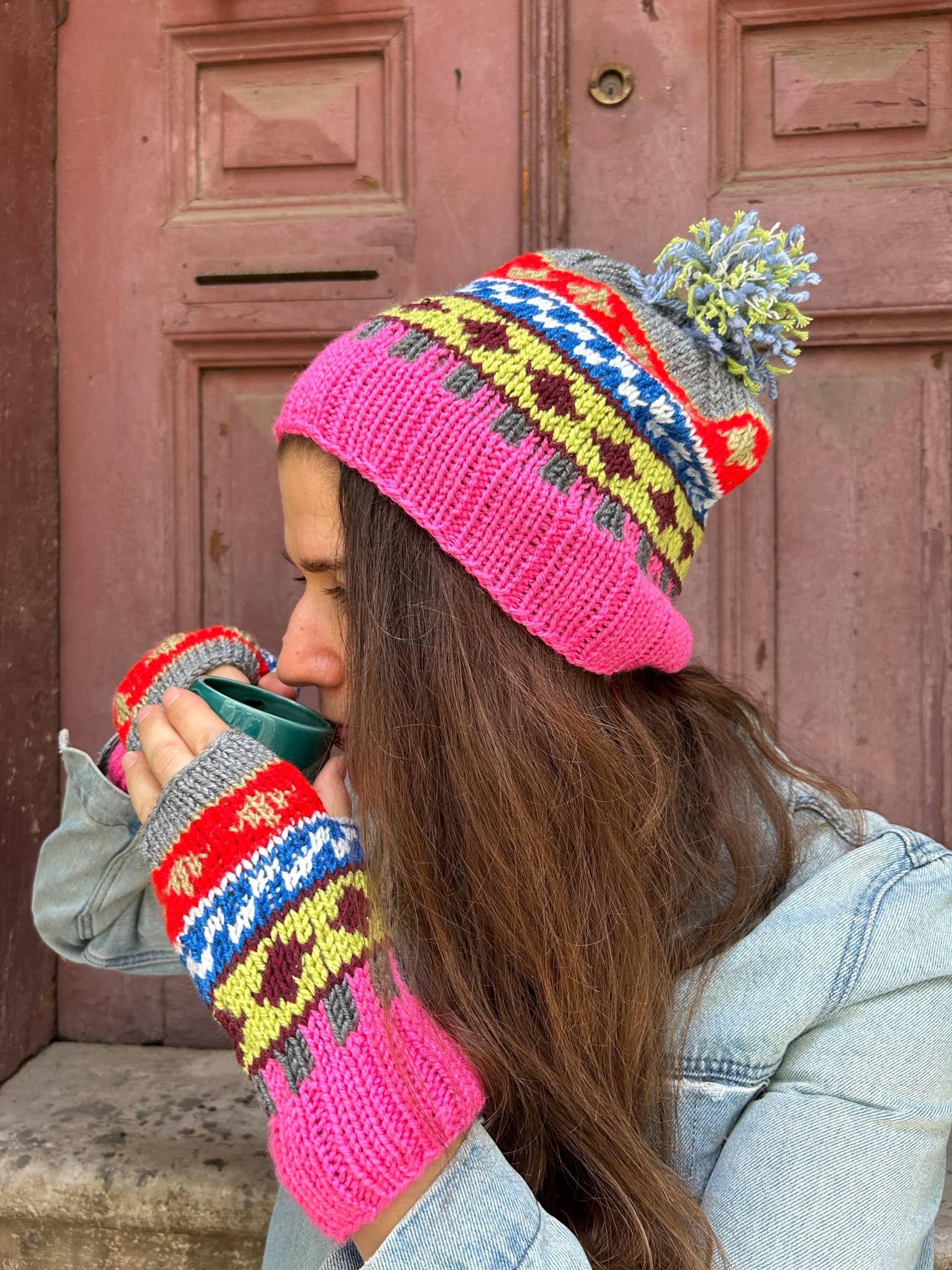 Handgefertigtes Set Aus Beanie Und Handschuhen Wolle Bunt Gestrickte Winter-Accessoires Handgefertigtes Set Aus Beanie Und Handschuhen Wolle Bunt Gestrickte Winter-Accessoires von BohoYasam