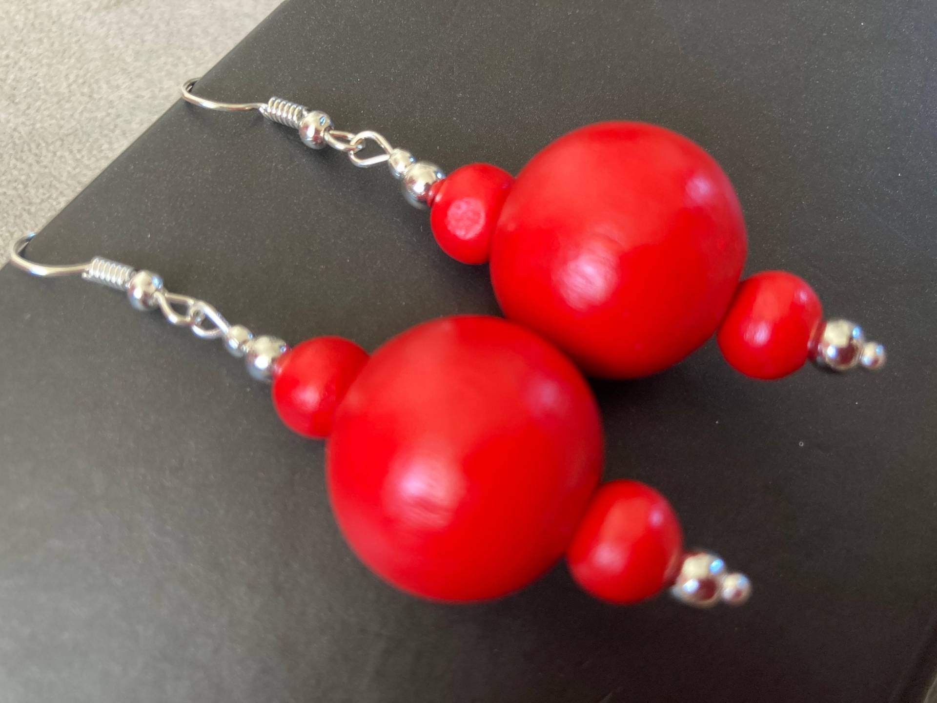 Boho Ohrringe Aus Roten Und Silbernen Holzperlen Mit Versilberten Ohrhaken Boho Ohrringe Aus Roten Und Silbernen Holzperlen Mit Versilberten Ohrhaken von Bohocoho