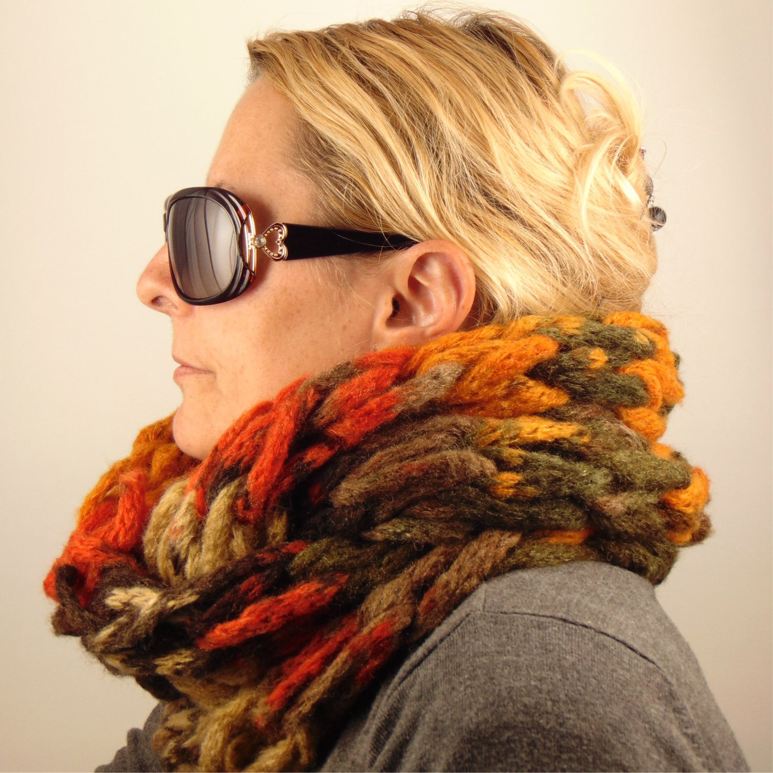 Buntes Strick-Kapuzenschal-Set. Wollklobiger Infinity-Schal - Flauschig Weich. Giant Multi-Color Huge Arm Knit Schal Set von Bohowonderknits