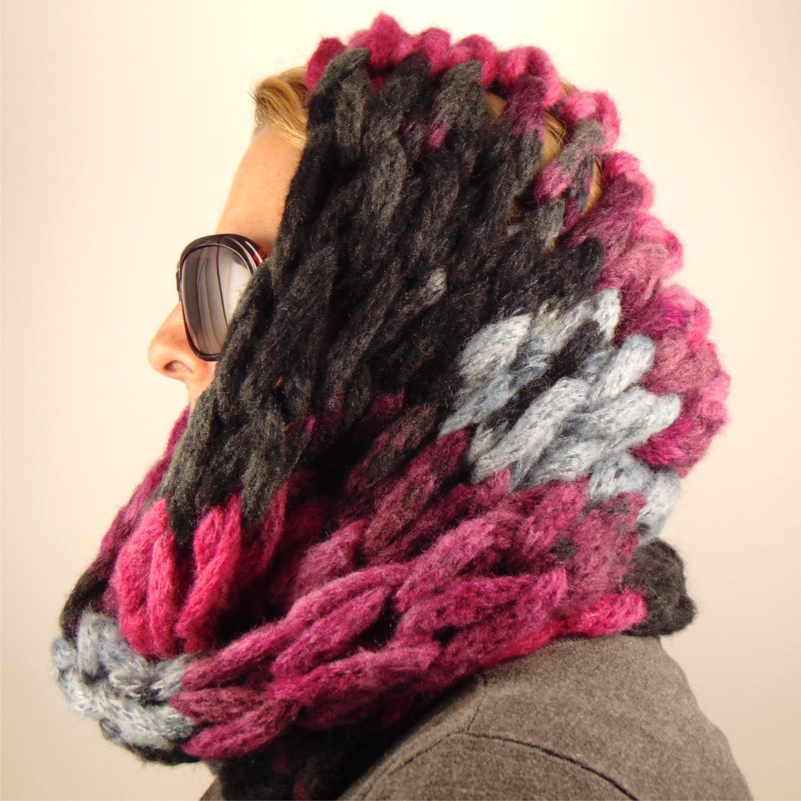 Kapuzen-Set Aus Wolle. Grobstrick Winter Unendlichkeit Handgestrickter Schal Damen. Handgefertigtes Strickschal-Set. Winterstrick-Accessoire von Bohowonderknits