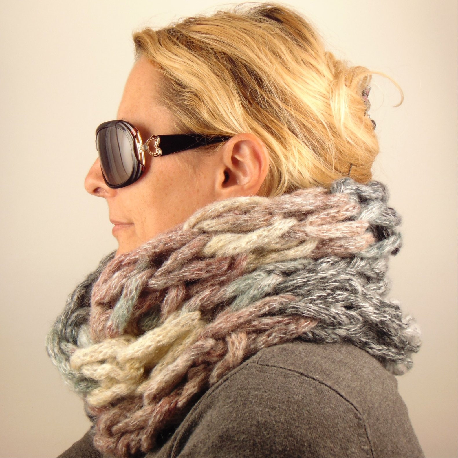 Riesiges Kapuzen-Cowl-Hut-Set. Großer Infinity-Schal Aus Klobiger Wolle. Übergroßer, Voluminöser, Handgestrickter Snood. Winter-Accessoires von Bohowonderknits