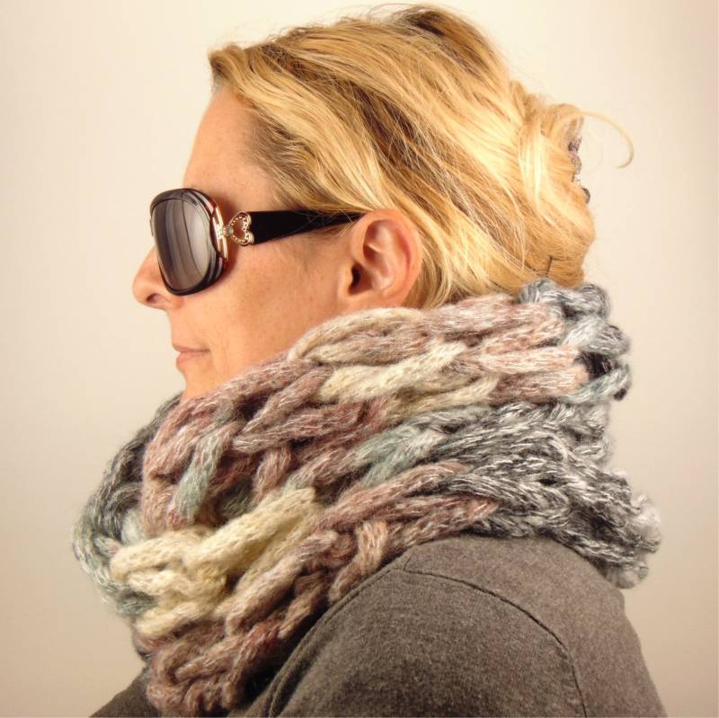 Riesiges Kapuzen-Cowl-Hut-Set. Großer Infinity-Schal Aus Klobiger Wolle. Übergroßer, Voluminöser, Handgestrickter Snood. Winter-Accessoires von Bohowonderknits