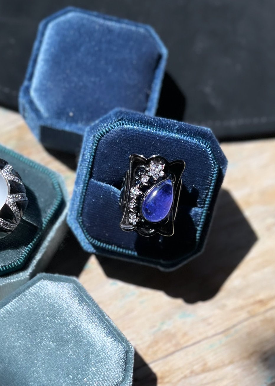 Tropfenförmiger Iolith-Oxidierter Reinsilber-statement-Ring, Blauer Ring, Cocktailring, Edelsteinring, Ehering, Iolith-Ring, Silberring von BoiteLaqueJewelry