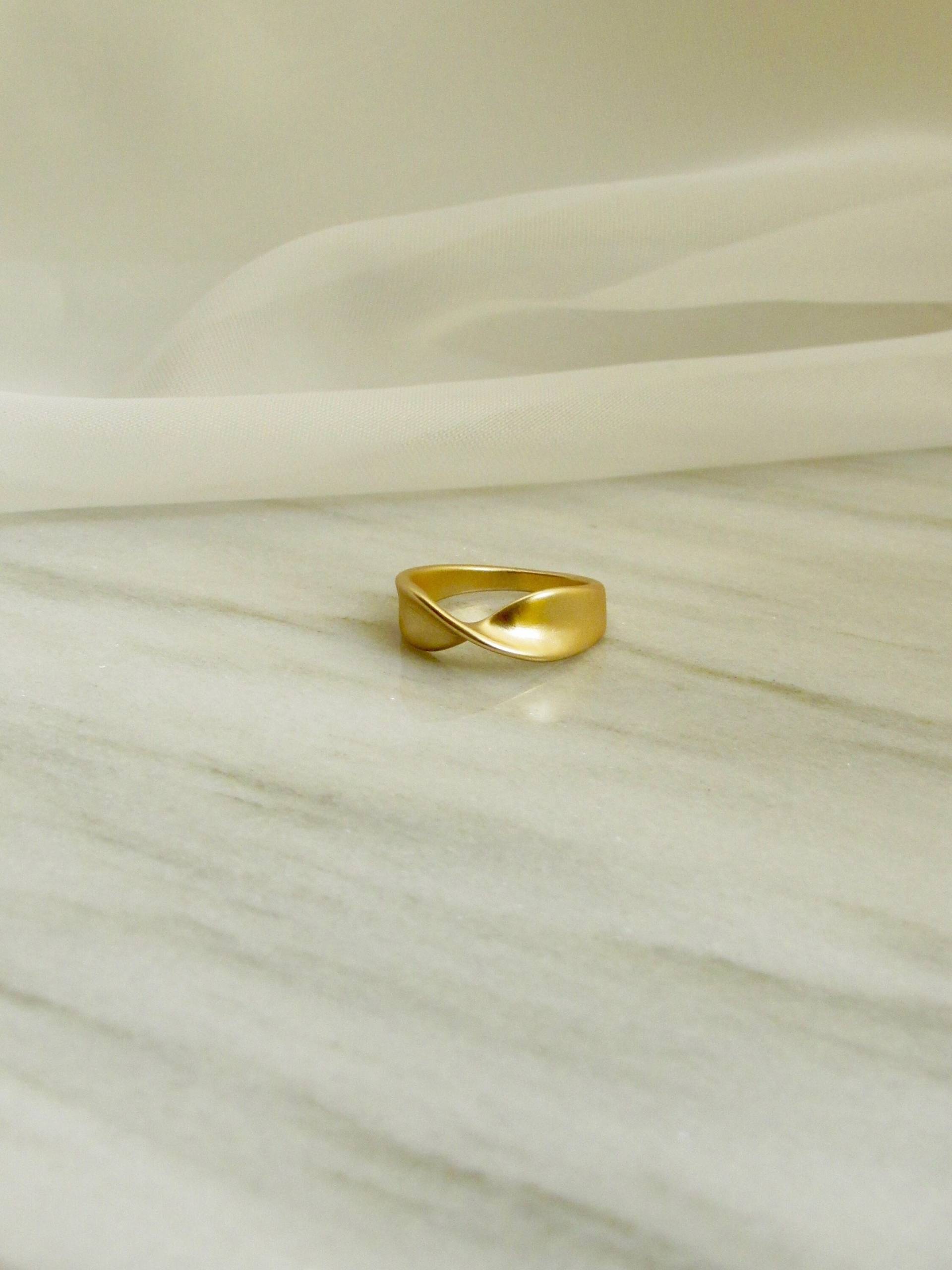 Matt Gold-Finish Twist Ring, Goldring, Versprechen Ehering, Unisex Brautjungfer Cocktail Breite Band Moderne Ring von BoiteLaqueJewelry